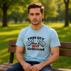 Camiseta con la frase "Este chico tiene una novia guapa", regalo divertido de aniversario para novio, camiseta para el Día de San Valentín - Product Image 1