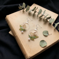 AE-997 Boucles d'oreilles créoles pendantes artisanales en argent avec fleur de lys en résine blanc ivoire et perle, accessoires de mariage et de mariée