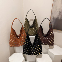 Sac fourre-tout rétro européen et américain à rivets pour femme, nouvelle collection hiver 2025, sac à bandoulière polyvalent à texture raffinée, style occidental