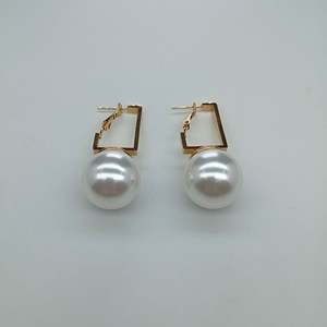 Pendientes de Moda con Perlas, Acero Inoxidable 316L, Baño de Oro PVD, Resistentes y Sostenibles - Product Image 1