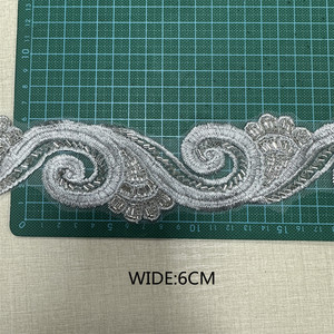 Imbottiture per Spalle in Tessuto, Pizzo con Motivo Paisley e Perline, Bordatura in Rete con Paillettes, Frange con Perline di Vetro - Product Image 2