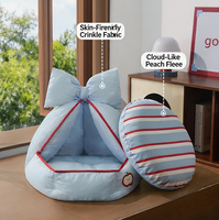 Nouveau Nid Douillet pour Chien et Chat avec Détail Nœud et Patch Pomme, Coussin en Velours Pêche, Base Antidérapante à Pois, Lit-Caverne à Capuche pour Animaux de Compagnie