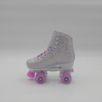 Yijiu Solide OEM Enfants Patins À Roulettes Lampe ABEC-7 PVC Semelle Extérieure 4 Roues Skate Chaussures pour 3 Ans Patins En Alliage De Carbone Roue PU