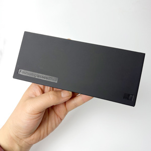 Étui à lunettes élégant en similicuir fait main avec logo personnalisé et design inspiré des livres pour lunettes et montures - Product Image 5