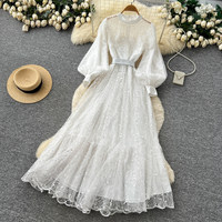 Robe longue élégante pour femme WIWT, en dentelle blanche, coupe trapèze, col montant, manches longues bouffantes, taille haute avec ceinture, idéale pour les fêtes et le quotidien