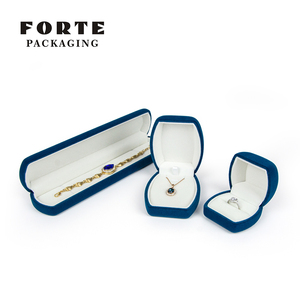 Factory Wholesale Jewelry Velvet Box Arc Shape <b>Earrings</b> Women <b>Gift</b> <b>Boxes</b> Velvet Luxury Gemstone Ring Box Jewelry Packaging - Product Image 3