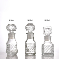 Cadeau personnalisé pour faveurs de mariage Mini bouteille de parfum d'alcool Vide 50ml Petite bouteille de vin en verre fantaisie Carafe avec couvercle en verre Vente en gros