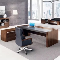 Bureau de direction moderne en bois pour PDG, finition grain de bois foncé avec plateau en incrustation de charbon et rangement sur piédestal