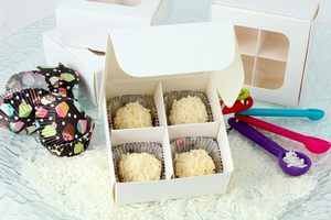 Boîte à bonbons blanche personnalisée, écologique et réutilisable, avec deux séparateurs, face unie, pour la vente au détail de desserts et de chocolats - Product Image 2