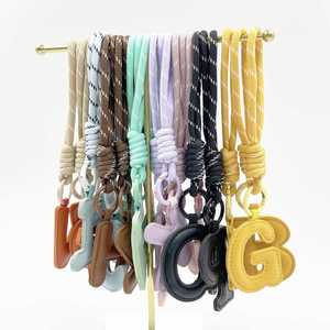 Llavero de Cuero Creativo con 26 Letras, Antipérdida, Exquisito, Colgante para Bolsa, Pequeño Accesorio de Regalo - Product Image 1