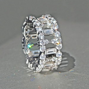 Anello Geometrico Cavo con Zirconi per Donne, Gioiello di Design Scintillante e Alla Moda - Product Image 1