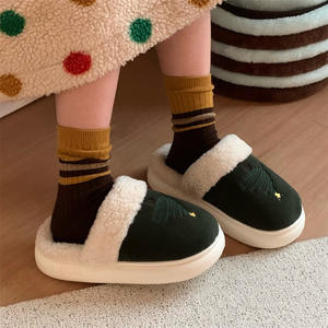 Nuevas Pantuflas Casuales de Invierno para Hombre y Mujer, Pantuflas de Interior Afelpadas para el Hogar, Pantuflas Retro con Bloques de Color y Diseño de Árbol de Navidad - Product Image 4