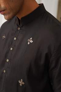 KURTA EN SOIE ATTRACTIVE POUR HOMMES AVEC PANTALON POLO et BRODERIE IMPRIMÉ TRAVAIL KOTI Achkan Bandhgala Sherwani - Product Image 4