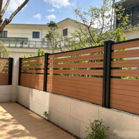 Moderne DIY Outdoor Aluminium-Lamellenzaun mit teilweise geschlossener Struktur, individuell anpassbare Farbe, Raumteiler für Villa-Terrassen-Umzäunung