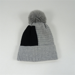 Chapeau d'hiver bicolore pour femmes filles Bord roulé Mode Outdoor Big Faux Fur Pompom Knitting Hats - Product Image 3