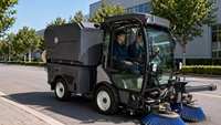 Balayeuse routière autotractée entièrement électrique Howe Tech, nouvelle, avec bac à poussière haute capacité de 2000 L, brosse réglable, pression d'eau froide