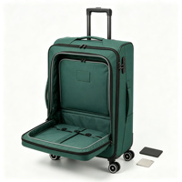 Valise à roulettes souple en tissu vert avec ouverture par le dessus, compartiment profond, poche avant et serrure à combinaison
