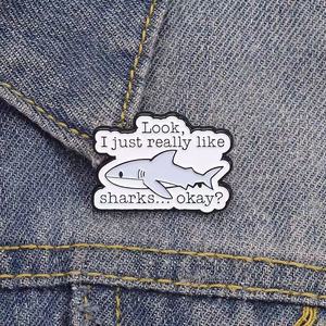 Spilla con lettere smaltate, mi piace molto il distintivo con spilla di squali, regalo di gioielli di animali per bambini e amici di laurea - Product Image 2