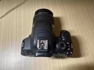 Cámara DSLR Canon <span class=keywords><strong>EOS</strong></span> <span class=keywords><strong>700D</strong></span> 90% Nueva con Lente de 18-135 mm y 18.0 MP para Fotografía de Retratos - Product Image 3
