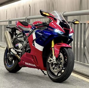 Hondai CBR1000RR-R : Superbike technologique de MotoGP avec une puissance de 160 kW et un cadre léger - Product Image 1