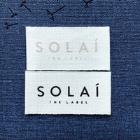 Vêtements lavables découpés au laser haute définition personnalisés col de taille imprimé étiquettes tissées principales en satin de polyester pour vêtements