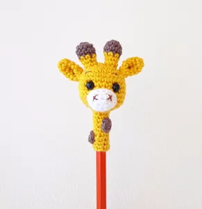 Tùy chỉnh nhỏ Amigurumi con hươu cao cổ đầu nhồi thủ công động vật mặt bút chì Topper Crochet con hươu cao cổ bút Topper