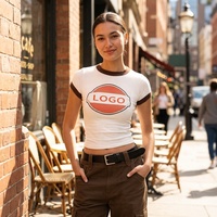 T-shirt court à col rond pour femme, blanc avec bordure marron contrastée, logo personnalisé, 100% coton tissé, léger, coupe ajustée