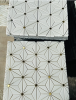 Mosaïque de carreaux en marbre blanc cristallin et laiton découpés au jet d'eau |   Mosaïque en marbre naturel pour mur et sol
