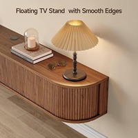 Meuble TV en bois réglable de style farmhouse avec porte coulissante flottante et design à panneaux pour salon