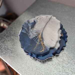 Sous-verre en résine artistique avec finition artisanale de haute qualité et design élégant, idéal pour les boissons chaudes et froides et l'utilisation quotidienne sur la table - Product Image 4