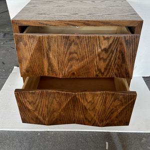 โต๊ะข้างเตียงไม้ทรงข้าวหลามตัดสไตล์นอร์ดิก พร้อมลิ้นชัก 2 ช่อง ลายธรรมชาติ - Product Image 3