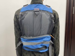 เสื้อชูชีพสีน้ำเงินสำหรับกิจกรรมกลางแจ้ง น้ำหนักเบา สำหรับผู้ใหญ่ เหมาะสำหรับซาฟารี พายเรือคายัค ตกปลา พร้อมกระเป๋าอเนกประสงค์สำหรับผู้ชาย - Product Image 3