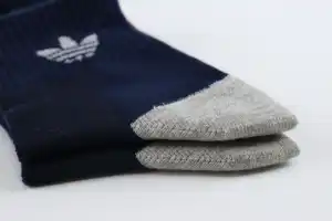 Fabrika doğrudan marka OEM logo özel erkek işlemeli saf pamuk anti-boncuklanma nefes anti-koku orta tüp çorap