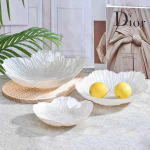 Plato de Cristal con Diseño Floral Europeo para Frutas, Dulces y Aperitivos, Color Blanco Perla, de Alta Calidad - Product Image 1