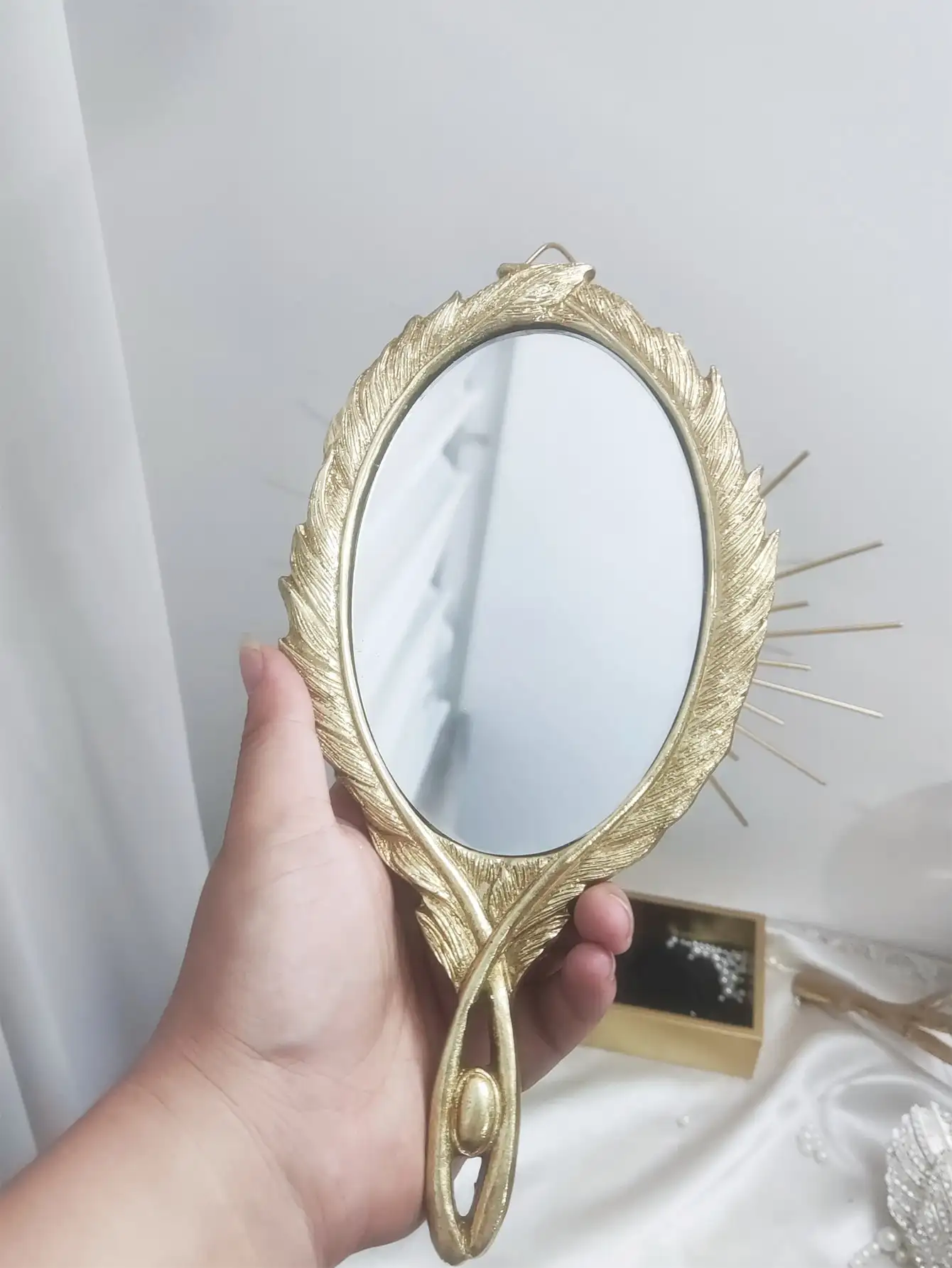 Handheld mirror Vintage resin feather gold and silver hanging mirror 1pc with European style baroque home decor