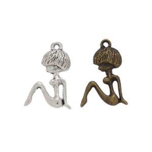Figurine <span class=keywords><strong>de</strong></span> <span class=keywords><strong>femme</strong></span> aux <span class=keywords><strong>cheveux</strong></span> courts en alliage <span class=keywords><strong>de</strong></span> zinc argenté antique, silhouette assise, pour la décoration <span class=keywords><strong>de</strong></span> sacs à main rétro - Product Image 1