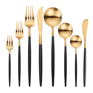 ชุดช้อนส้อมมีดหรูหราสไตล์โปรตุเกสสำหรับร้านอาหาร ชุดเครื่องครัวสีทองเคลือบด้านสีดำและสีทอง ทำจากสแตนเลส - Product Image 1