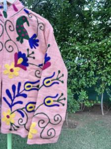 เสื้อแจ็คเก็ตปักลายดอกไม้สีชมพูสำหรับผู้หญิง งานฝีมือทำมือ สไตล์ชาติพันธุ์ แฟชั่นฤดูหนาว แจ็คเก็ตเปิดด้านหน้า สวมใส่สบายๆ - Product Image 3