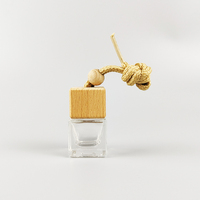 Bouteille de parfum désodorisant de voiture vide d'usine de 8ml en verre carré OEM Bouteille diffuseur de parfum de voiture avec couvercle en bois et décoration de cravate pour voiture