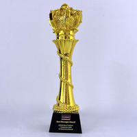 Trophées personnalisés en résine, couronnes en or, argent et bronze avec base en cristal