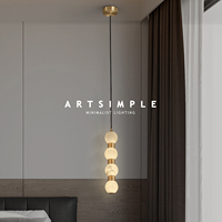 Luminaire suspendu en forme de sphère en albâtre naturel empilé verticalement |   Lampe suspendue LED avec accents en laiton doré pour salon