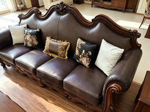 Sofá Chesterfield Tradicional de Cuero Genuino con Patas de Madera y Diseño de Respaldo Camelback para Sala de Estar - Product Image 4
