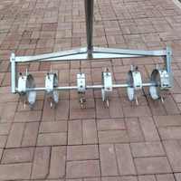 Machine à planter des oignons à 6 rangs avec un espacement des plants de 14,3 cm pour une plantation en champ à haute productivité et une perforation du paillis