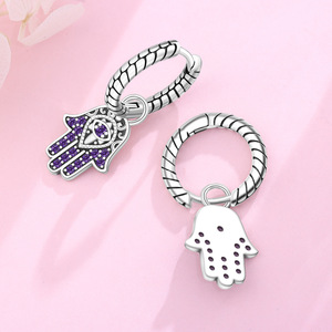 Les boucles d'oreilles en forme de main porte-bonheur violettes sont le cadeau idéal pour la Saint-Valentin, un anniversaire ou un anniversaire de mariage pour une fille. - Product Image 4