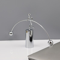 Pendule de Newton en métal, petit modèle Iron Man, équilibre perpétuel, figurine oscillante, décoration amusante pour la maison et le bureau