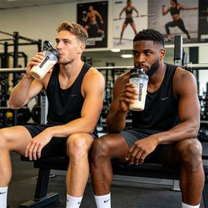 Shaker à protéines rose vif portable pour le sport et la gym, en vente - Product Image 3