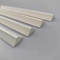Vente en gros Filet en PVC Profilés en plastique Bord de chanfreinage triangulaire pour mur de béton Bande de mousse Coffrage Vente en gros Bande de mousse PVC