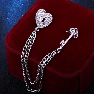 Broche de Llavero con Corazón de Aleación Chapada, Estilo Coreano, Accesorios para Parejas, Cadena con Borlas, Corsage de Una Pieza, Venta al por Mayor de Fábrica - Product Image 4