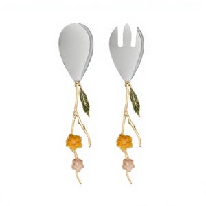 Ensemble de 2 cuillères de service en acier inoxydable avec poignée en or fleur de luxe avec poignée en métal doré en laiton - Product Image 1