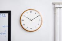 Jam Dinding Pintar Bingkai Kayu Desain Kubah Modern dengan Kontrol Suara